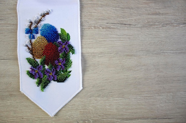 Ręcznie haftowany arkusz z kolorowymi nićmi